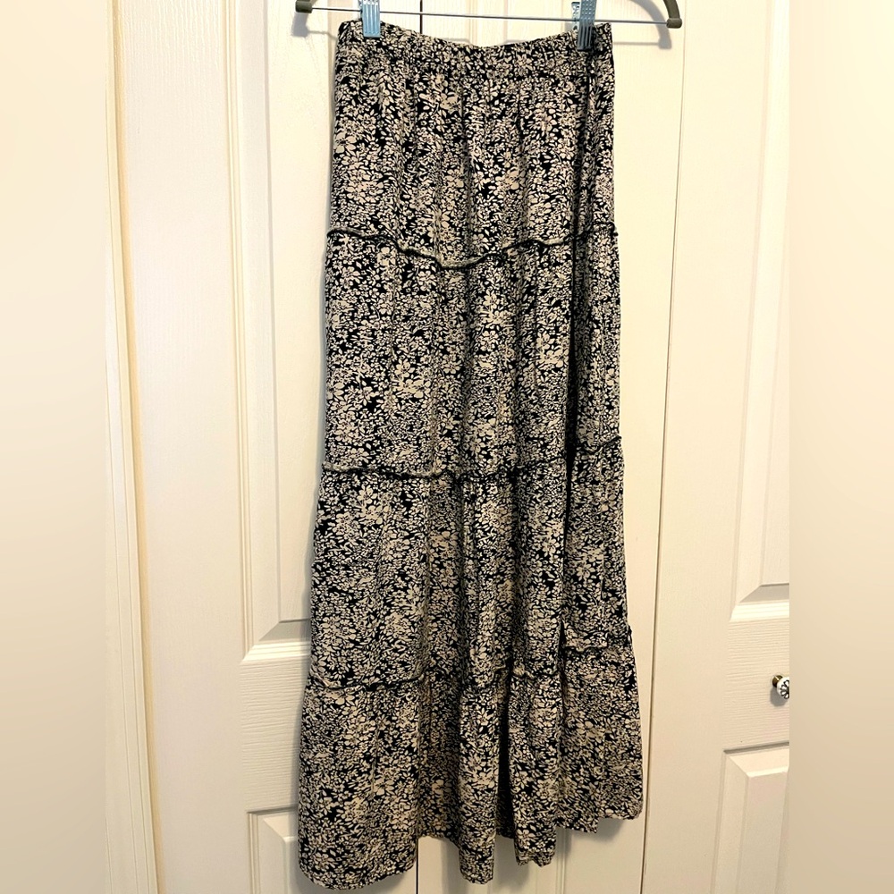 Maxi skirt. Cream and black. Small floral detail. Size M